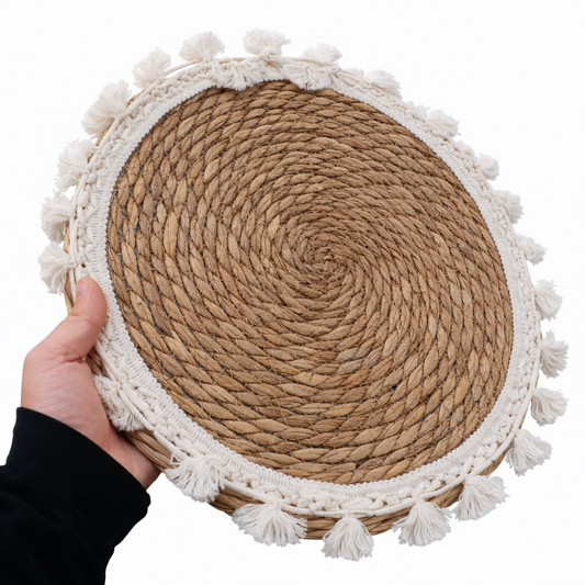 مفرش طاولة دائري من الخوص الطبيعي مع شراريب قطنية – تصميم بوهو أنيق