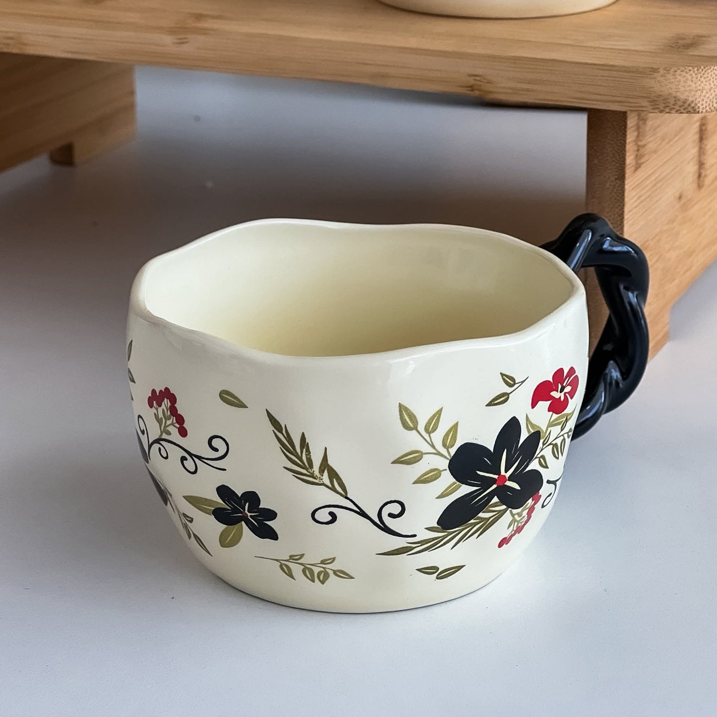 مق سيراميك أبيض بنقش الزهور