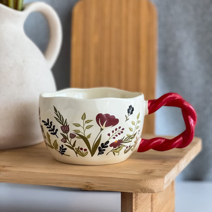 مق سيراميك أبيض بنقش الزهور