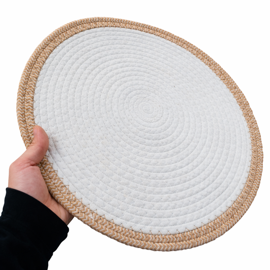 مفرش طاولة دائري قطني بحافة من الخوص – تصميم طبيعي أنيق