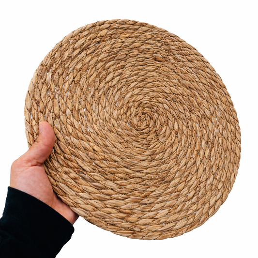 مفرش طاولة دائري من الخوص  الطبيعي – لمسة أنيقة بطابع ريفي